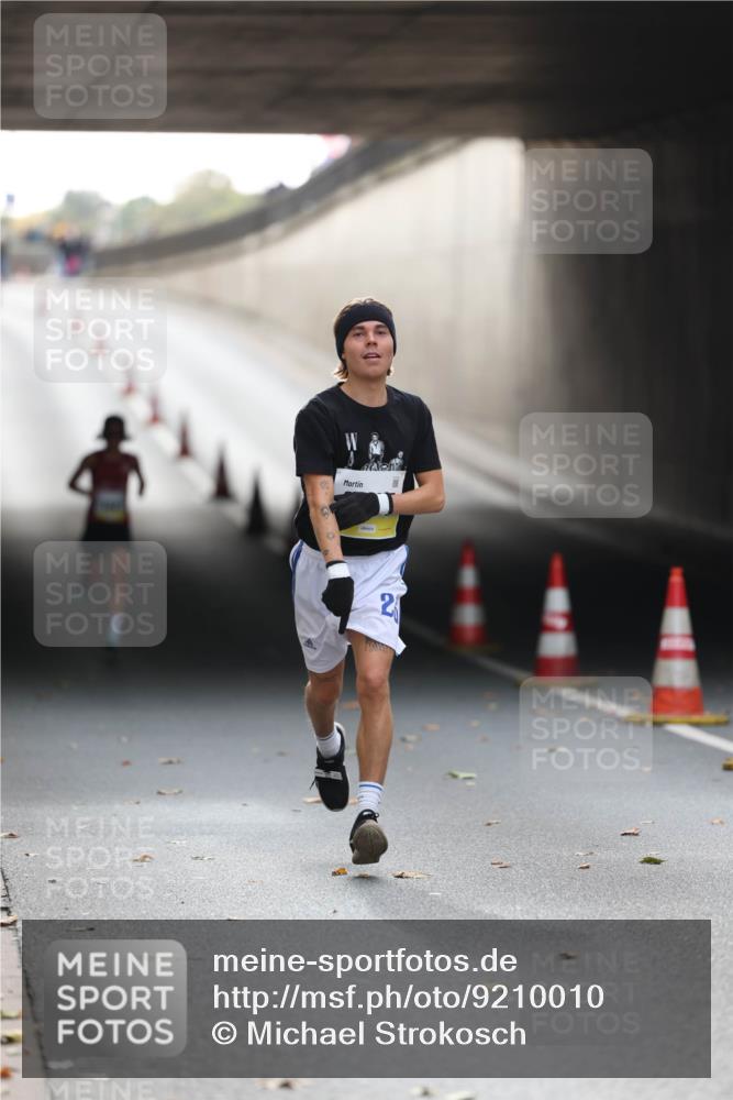 05.10.2025 - 20. swb-Marathon Bremen Michael Strokosch http://msf.ph/oto/9210010 05.10.2025 10:32:27 Laufen 2 meine-sportfotos.de