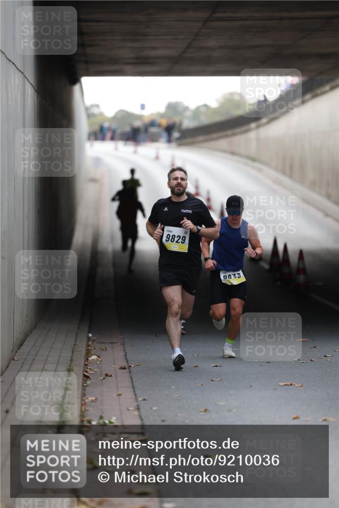 05.10.2025 - 20. swb-Marathon Bremen Michael Strokosch http://msf.ph/oto/9210036 05.10.2025 10:32:46 Laufen 9829, 9833 meine-sportfotos.de