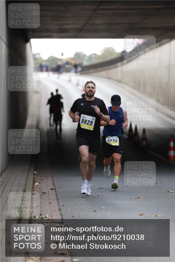 05.10.2025 - 20. swb-Marathon Bremen Michael Strokosch http://msf.ph/oto/9210038 05.10.2025 10:32:46 Laufen 9829, 9833 meine-sportfotos.de