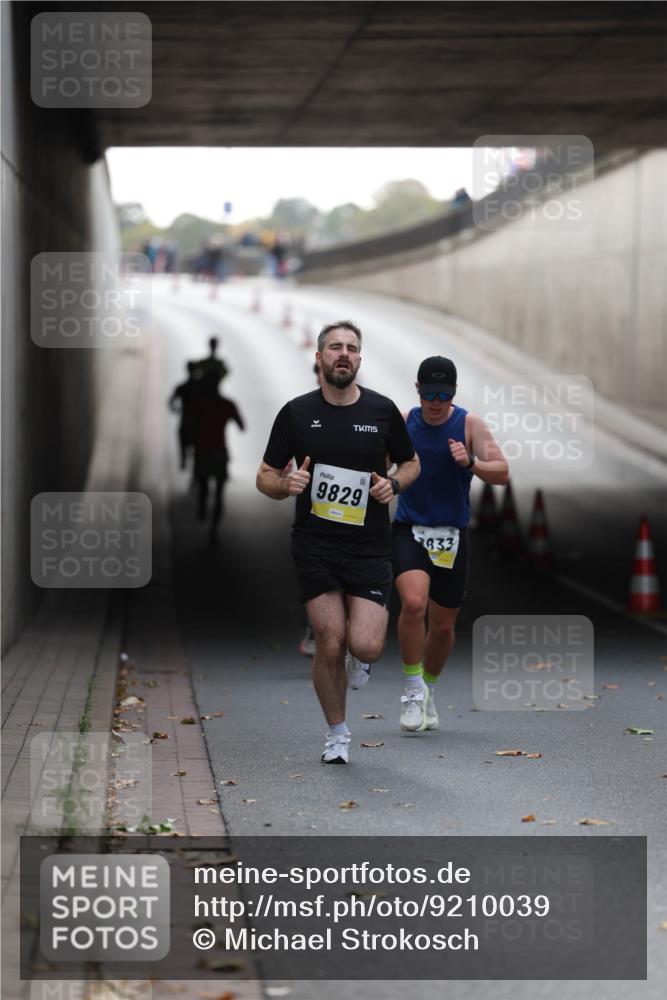05.10.2025 - 20. swb-Marathon Bremen Michael Strokosch http://msf.ph/oto/9210039 05.10.2025 10:32:47 Laufen 9829, 833 meine-sportfotos.de