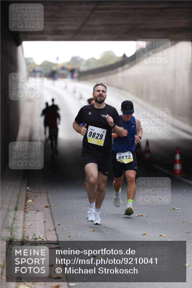 05.10.2025 - 20. swb-Marathon Bremen Michael Strokosch http://msf.ph/oto/9210041 05.10.2025 10:32:47 Laufen 9829, 0833 meine-sportfotos.de