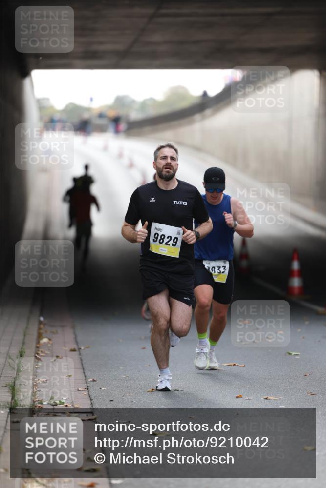05.10.2025 - 20. swb-Marathon Bremen Michael Strokosch http://msf.ph/oto/9210042 05.10.2025 10:32:47 Laufen 9829, 833 meine-sportfotos.de