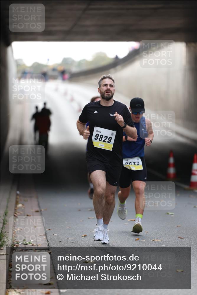 05.10.2025 - 20. swb-Marathon Bremen Michael Strokosch http://msf.ph/oto/9210044 05.10.2025 10:32:48 Laufen 9829, 9333 meine-sportfotos.de