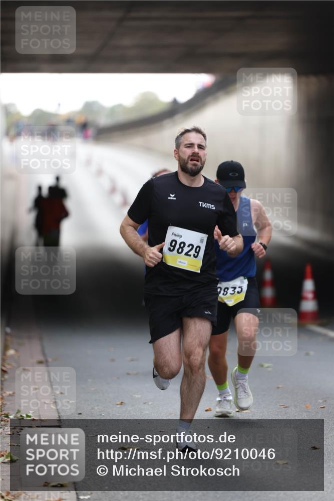 05.10.2025 - 20. swb-Marathon Bremen Michael Strokosch http://msf.ph/oto/9210046 05.10.2025 10:32:48 Laufen 9829, 9833 meine-sportfotos.de