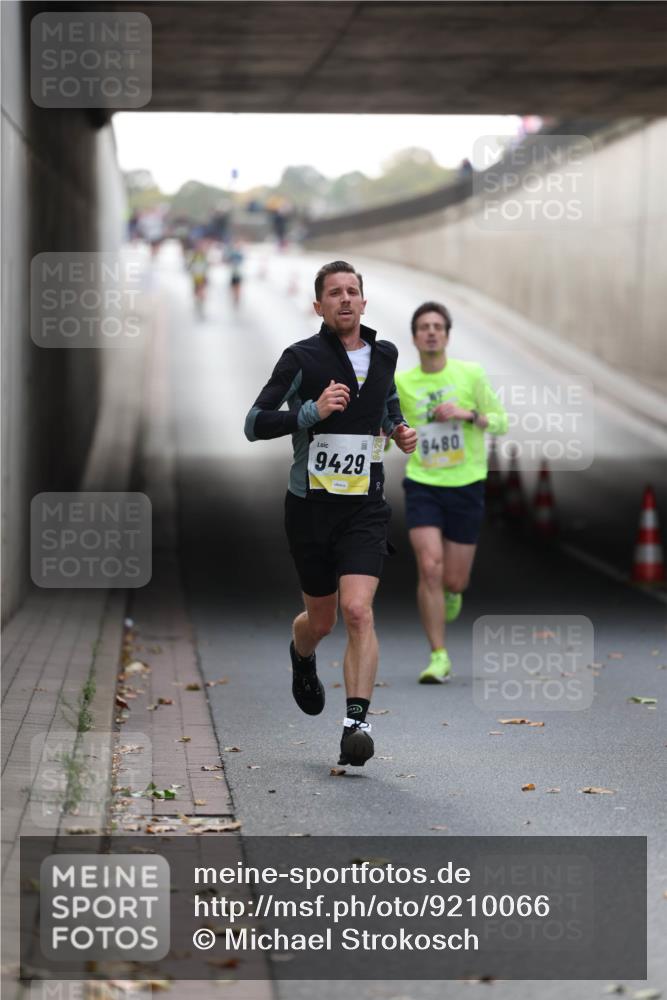 05.10.2025 - 20. swb-Marathon Bremen Michael Strokosch http://msf.ph/oto/9210066 05.10.2025 10:32:59 Laufen 9429, 9480 meine-sportfotos.de