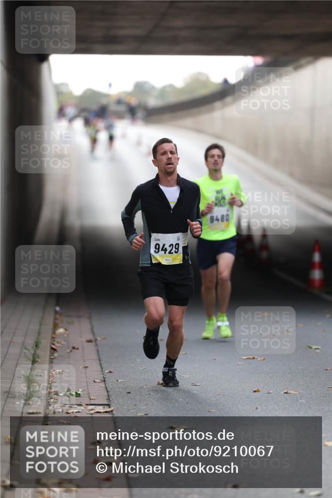 05.10.2025 - 20. swb-Marathon Bremen Michael Strokosch http://msf.ph/oto/9210067 05.10.2025 10:32:59 Laufen 9429, 9480 meine-sportfotos.de