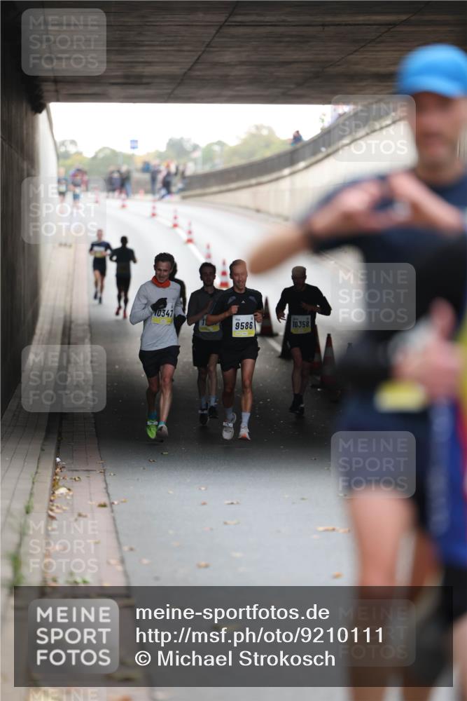05.10.2025 - 20. swb-Marathon Bremen Michael Strokosch http://msf.ph/oto/9210111 05.10.2025 10:33:28 Laufen 10347, 9586, 10358 meine-sportfotos.de