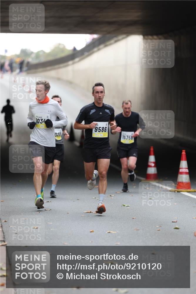 05.10.2025 - 20. swb-Marathon Bremen Michael Strokosch http://msf.ph/oto/9210120 05.10.2025 10:33:31 Laufen 1034, 9586, 021, 10358 meine-sportfotos.de