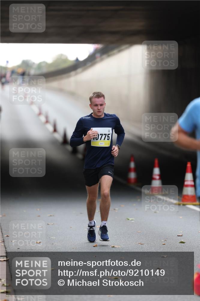 05.10.2025 - 20. swb-Marathon Bremen Michael Strokosch http://msf.ph/oto/9210149 05.10.2025 10:33:45 Laufen 0775 meine-sportfotos.de