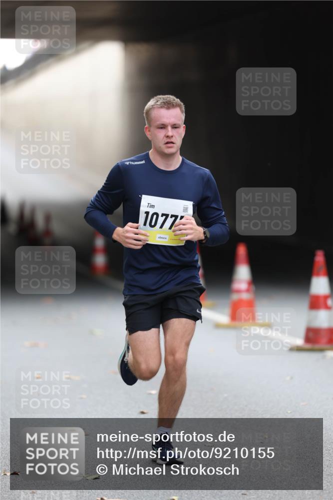 05.10.2025 - 20. swb-Marathon Bremen Michael Strokosch http://msf.ph/oto/9210155 05.10.2025 10:33:46 Laufen 1077 meine-sportfotos.de