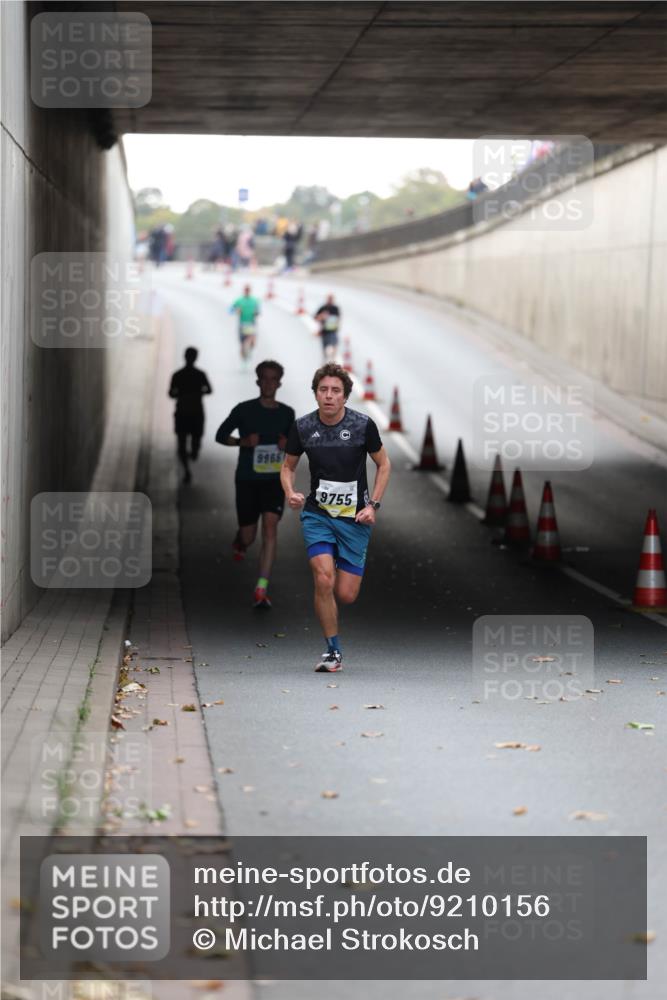 05.10.2025 - 20. swb-Marathon Bremen Michael Strokosch http://msf.ph/oto/9210156 05.10.2025 10:33:57 Laufen 9965, 9755 meine-sportfotos.de