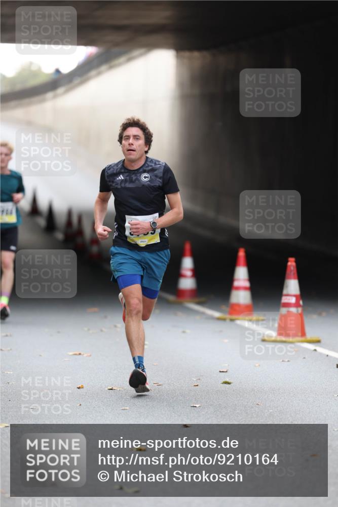 05.10.2025 - 20. swb-Marathon Bremen Michael Strokosch http://msf.ph/oto/9210164 05.10.2025 10:34:00 Laufen  meine-sportfotos.de