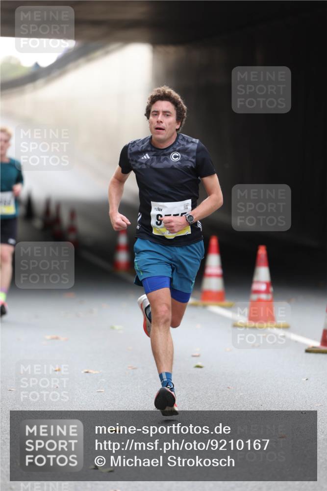 05.10.2025 - 20. swb-Marathon Bremen Michael Strokosch http://msf.ph/oto/9210167 05.10.2025 10:34:01 Laufen  meine-sportfotos.de