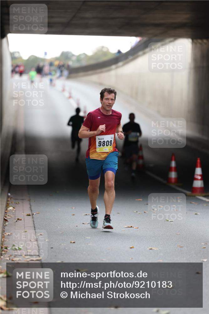 05.10.2025 - 20. swb-Marathon Bremen Michael Strokosch http://msf.ph/oto/9210183 05.10.2025 10:34:09 Laufen 9809 meine-sportfotos.de