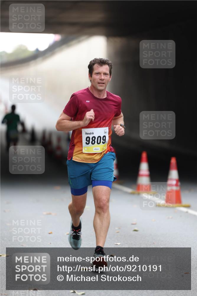 05.10.2025 - 20. swb-Marathon Bremen Michael Strokosch http://msf.ph/oto/9210191 05.10.2025 10:34:11 Laufen 9809 meine-sportfotos.de