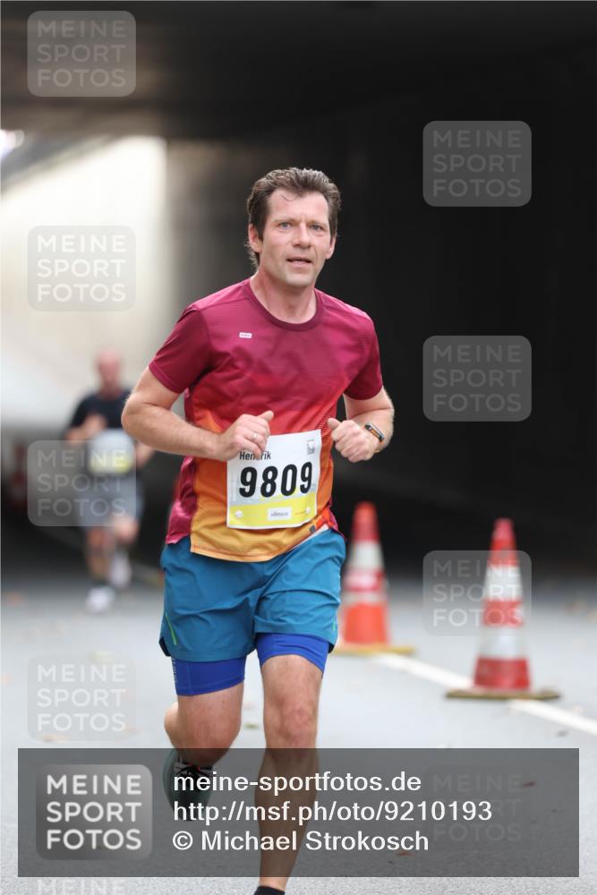 05.10.2025 - 20. swb-Marathon Bremen Michael Strokosch http://msf.ph/oto/9210193 05.10.2025 10:34:12 Laufen 9809 meine-sportfotos.de