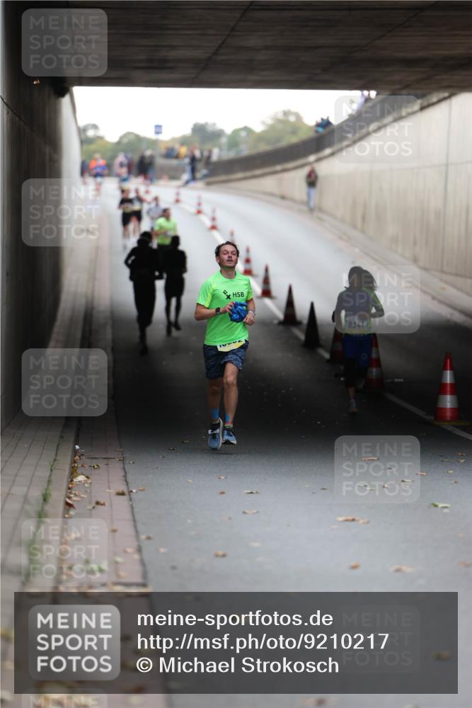 05.10.2025 - 20. swb-Marathon Bremen Michael Strokosch http://msf.ph/oto/9210217 05.10.2025 10:34:35 Laufen 9341 meine-sportfotos.de