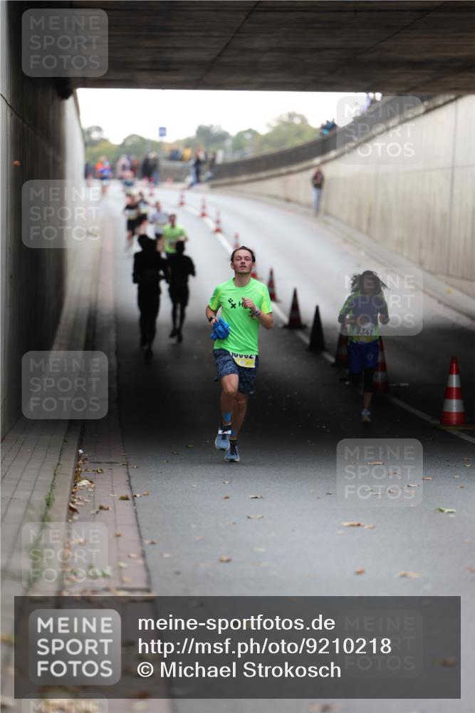 05.10.2025 - 20. swb-Marathon Bremen Michael Strokosch http://msf.ph/oto/9210218 05.10.2025 10:34:35 Laufen 9341, 2000 meine-sportfotos.de