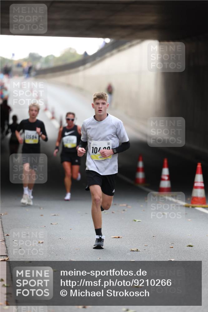 05.10.2025 - 20. swb-Marathon Bremen Michael Strokosch http://msf.ph/oto/9210266 05.10.2025 10:34:55 Laufen 1694, 014, 1040 meine-sportfotos.de
