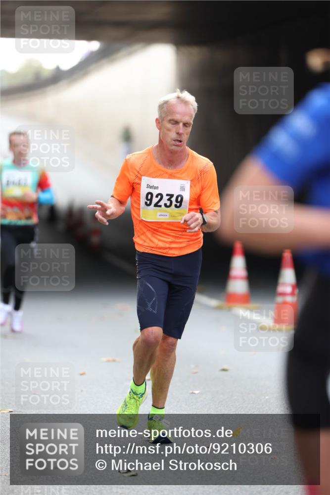 05.10.2025 - 20. swb-Marathon Bremen Michael Strokosch http://msf.ph/oto/9210306 05.10.2025 10:35:12 Laufen 9239 meine-sportfotos.de