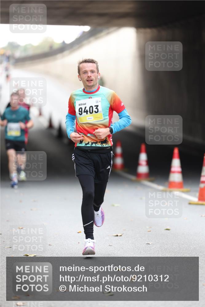 05.10.2025 - 20. swb-Marathon Bremen Michael Strokosch http://msf.ph/oto/9210312 05.10.2025 10:35:14 Laufen 9403 meine-sportfotos.de