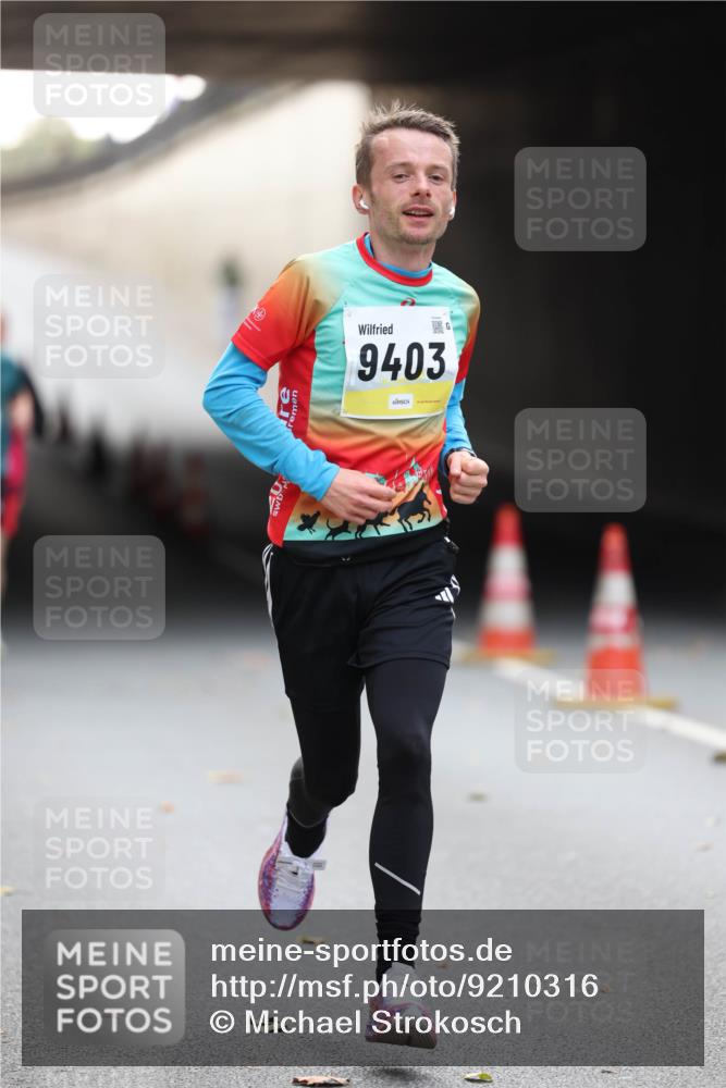 05.10.2025 - 20. swb-Marathon Bremen Michael Strokosch http://msf.ph/oto/9210316 05.10.2025 10:35:14 Laufen 9403 meine-sportfotos.de