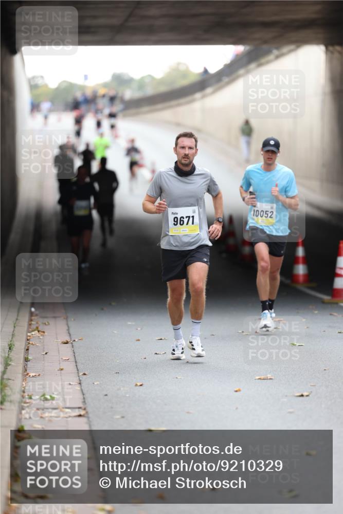05.10.2025 - 20. swb-Marathon Bremen Michael Strokosch http://msf.ph/oto/9210329 05.10.2025 10:35:21 Laufen 9671, 10052 meine-sportfotos.de