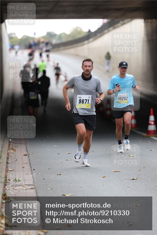 05.10.2025 - 20. swb-Marathon Bremen Michael Strokosch http://msf.ph/oto/9210330 05.10.2025 10:35:21 Laufen 9671, 10052 meine-sportfotos.de