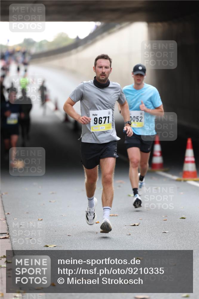 05.10.2025 - 20. swb-Marathon Bremen Michael Strokosch http://msf.ph/oto/9210335 05.10.2025 10:35:22 Laufen 9671, 02129, 0052 meine-sportfotos.de