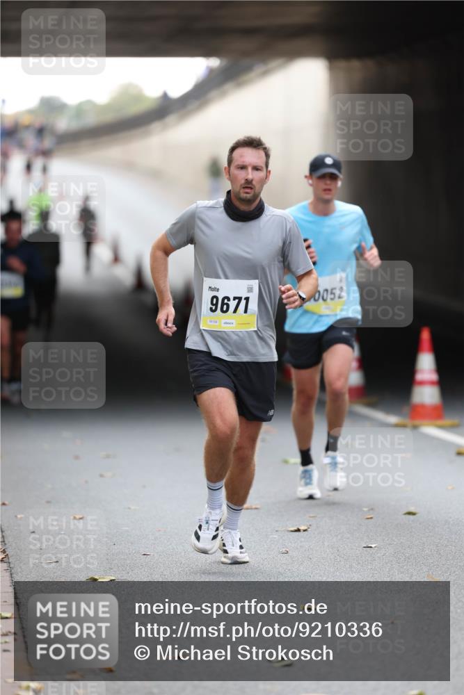 05.10.2025 - 20. swb-Marathon Bremen Michael Strokosch http://msf.ph/oto/9210336 05.10.2025 10:35:22 Laufen 9671, 02129, 0052 meine-sportfotos.de