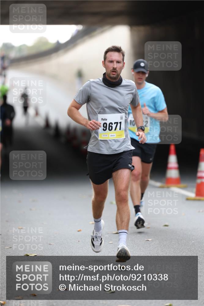 05.10.2025 - 20. swb-Marathon Bremen Michael Strokosch http://msf.ph/oto/9210338 05.10.2025 10:35:23 Laufen 9671, 02129, 102 meine-sportfotos.de