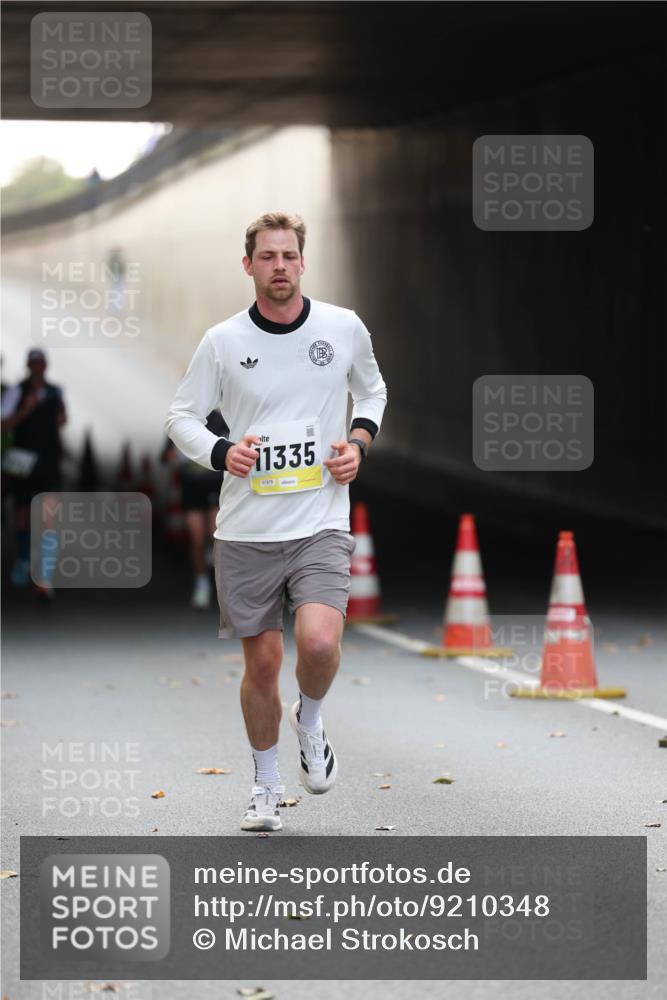 05.10.2025 - 20. swb-Marathon Bremen Michael Strokosch http://msf.ph/oto/9210348 05.10.2025 10:35:31 Laufen 11335, 01976 meine-sportfotos.de
