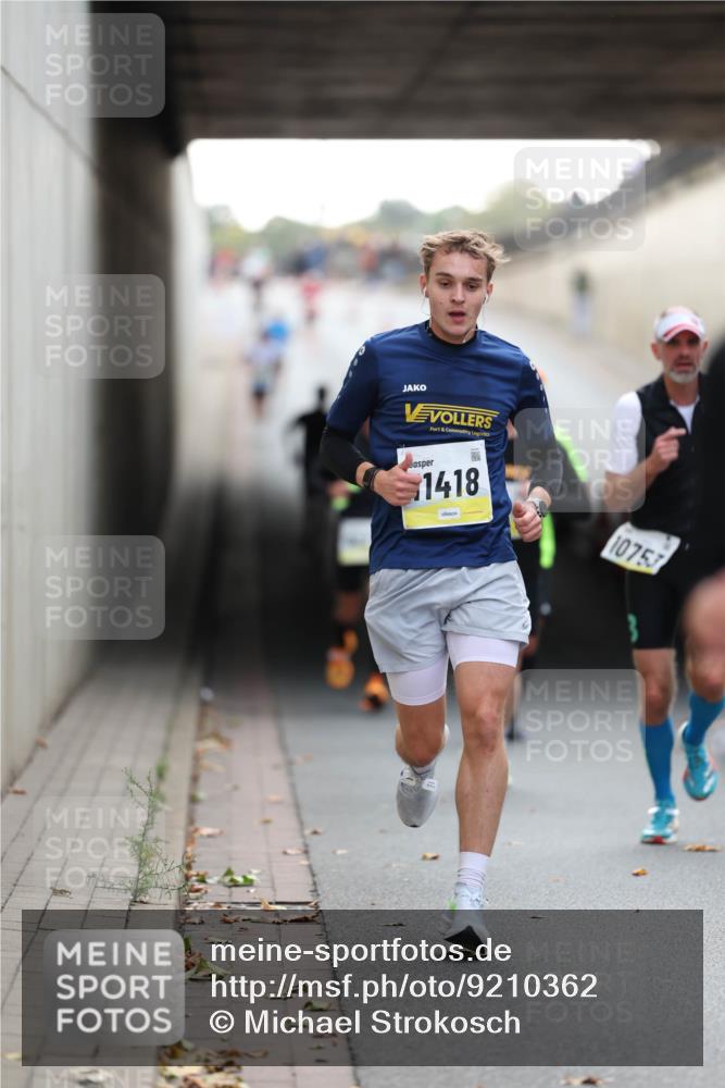 05.10.2025 - 20. swb-Marathon Bremen Michael Strokosch http://msf.ph/oto/9210362 05.10.2025 10:35:36 Laufen 1418, 10753 meine-sportfotos.de