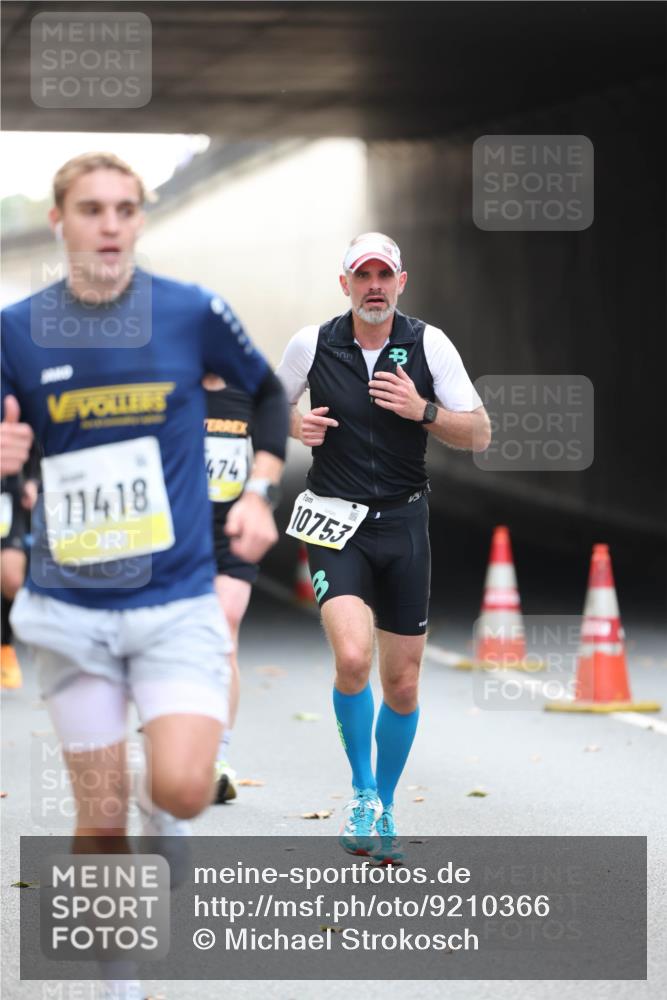 05.10.2025 - 20. swb-Marathon Bremen Michael Strokosch http://msf.ph/oto/9210366 05.10.2025 10:35:37 Laufen 11418, 474, 10753, 3 meine-sportfotos.de