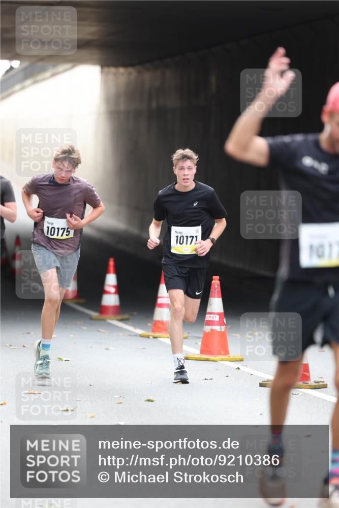 05.10.2025 - 20. swb-Marathon Bremen Michael Strokosch http://msf.ph/oto/9210386 05.10.2025 10:35:49 Laufen 10175, 10171, 101 meine-sportfotos.de