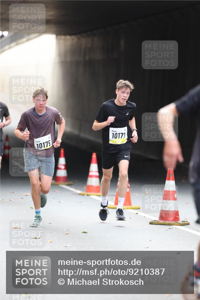 05.10.2025 - 20. swb-Marathon Bremen Michael Strokosch http://msf.ph/oto/9210387 05.10.2025 10:35:49 Laufen 10175, 10171 meine-sportfotos.de
