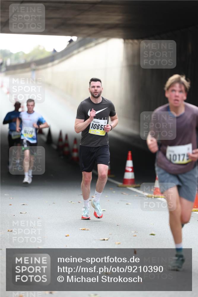 05.10.2025 - 20. swb-Marathon Bremen Michael Strokosch http://msf.ph/oto/9210390 05.10.2025 10:35:51 Laufen 1065, 10179 meine-sportfotos.de