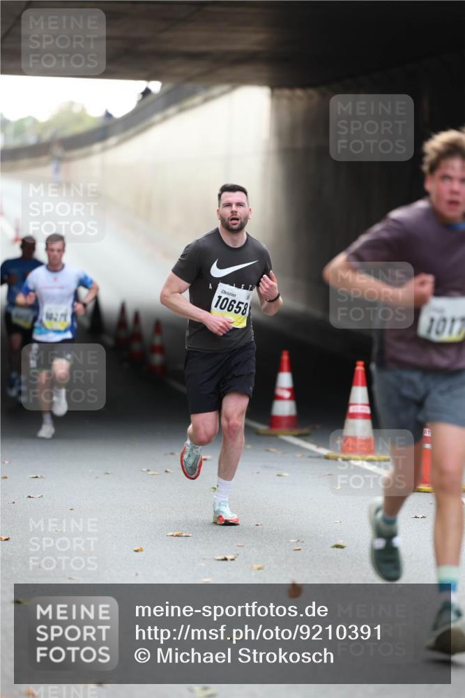 05.10.2025 - 20. swb-Marathon Bremen Michael Strokosch http://msf.ph/oto/9210391 05.10.2025 10:35:51 Laufen 10658, 1017 meine-sportfotos.de