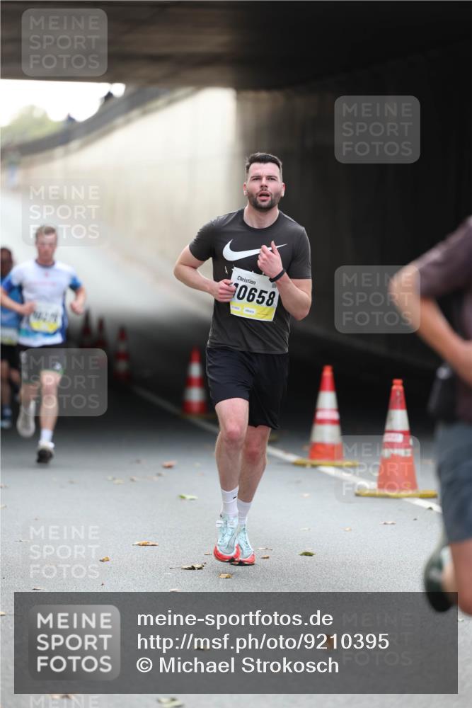 05.10.2025 - 20. swb-Marathon Bremen Michael Strokosch http://msf.ph/oto/9210395 05.10.2025 10:35:52 Laufen 0658 meine-sportfotos.de
