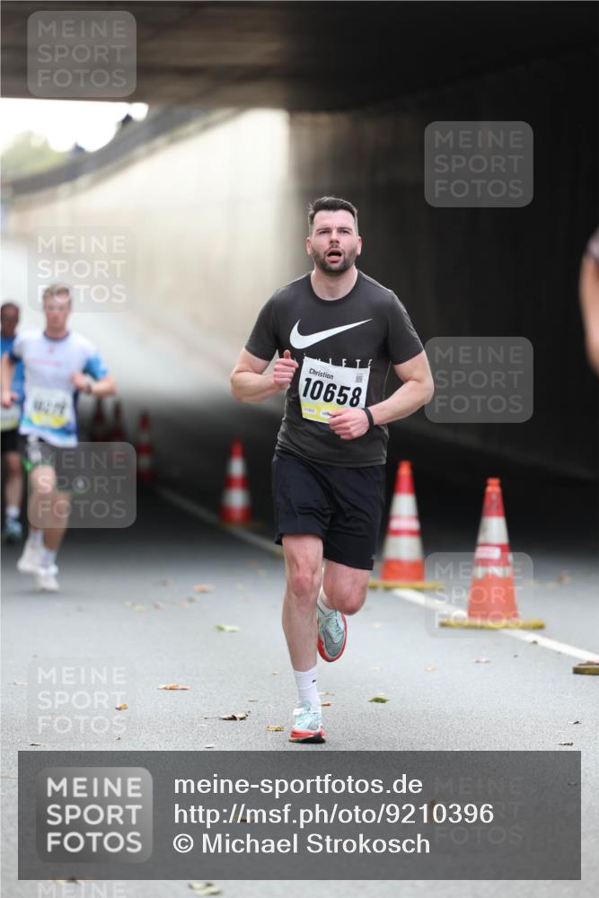05.10.2025 - 20. swb-Marathon Bremen Michael Strokosch http://msf.ph/oto/9210396 05.10.2025 10:35:52 Laufen 10658 meine-sportfotos.de