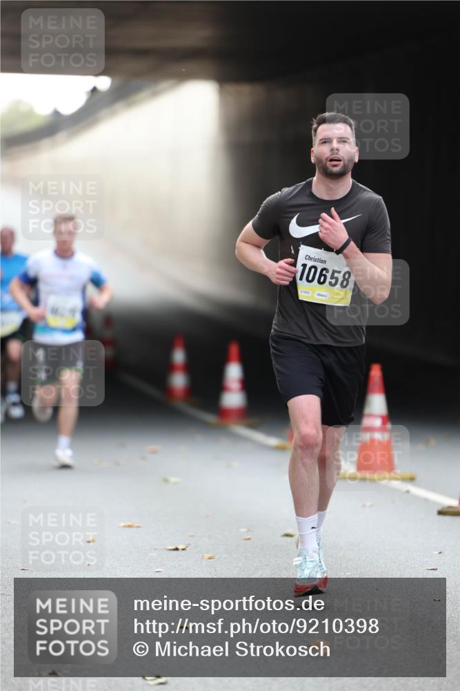 05.10.2025 - 20. swb-Marathon Bremen Michael Strokosch http://msf.ph/oto/9210398 05.10.2025 10:35:53 Laufen 1300, 10658, 01900 meine-sportfotos.de