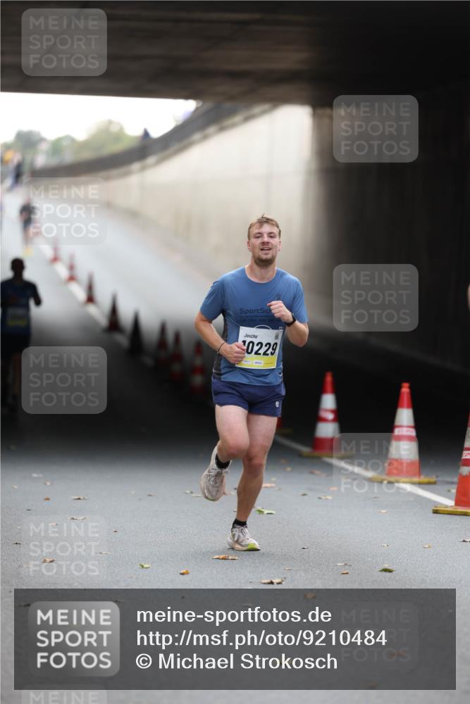 05.10.2025 - 20. swb-Marathon Bremen Michael Strokosch http://msf.ph/oto/9210484 05.10.2025 10:36:42 Laufen 0229 meine-sportfotos.de