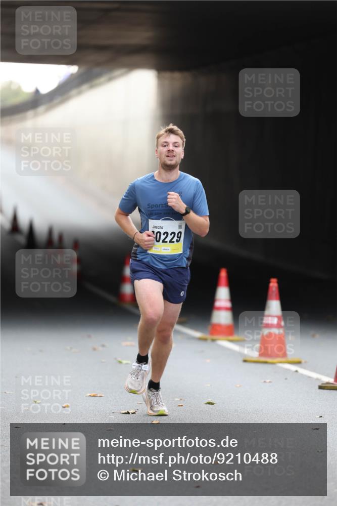 05.10.2025 - 20. swb-Marathon Bremen Michael Strokosch http://msf.ph/oto/9210488 05.10.2025 10:36:43 Laufen 0229, 02611 meine-sportfotos.de