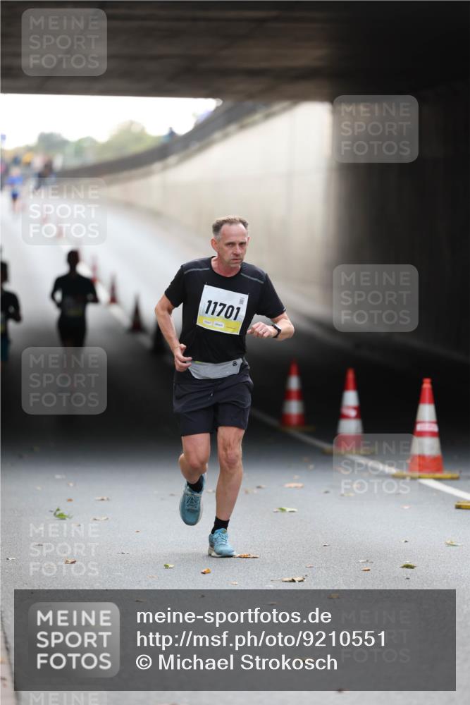 05.10.2025 - 20. swb-Marathon Bremen Michael Strokosch http://msf.ph/oto/9210551 05.10.2025 10:37:19 Laufen 11701 meine-sportfotos.de
