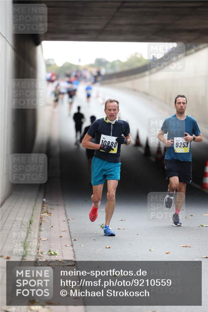 05.10.2025 - 20. swb-Marathon Bremen Michael Strokosch http://msf.ph/oto/9210559 05.10.2025 10:37:25 Laufen 10880, 9253 meine-sportfotos.de