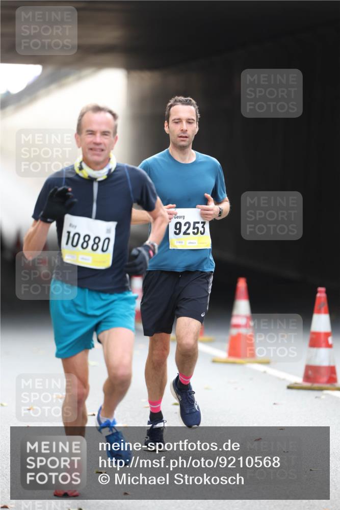 05.10.2025 - 20. swb-Marathon Bremen Michael Strokosch http://msf.ph/oto/9210568 05.10.2025 10:37:28 Laufen 10880, 9253, 018321 meine-sportfotos.de