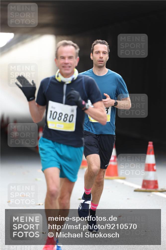 05.10.2025 - 20. swb-Marathon Bremen Michael Strokosch http://msf.ph/oto/9210570 05.10.2025 10:37:28 Laufen 10880, 7 meine-sportfotos.de
