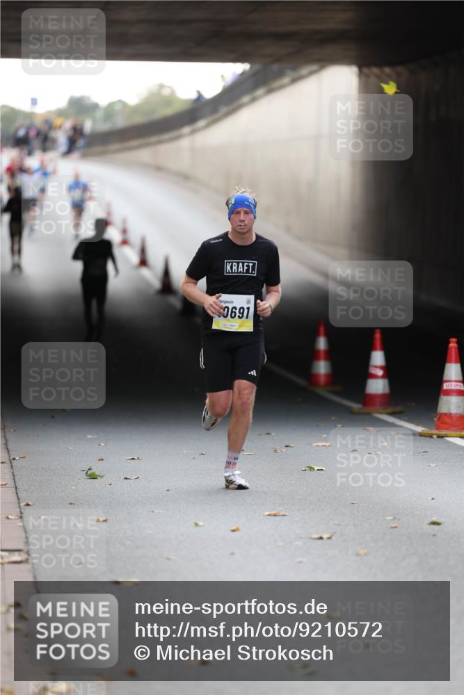 05.10.2025 - 20. swb-Marathon Bremen Michael Strokosch http://msf.ph/oto/9210572 05.10.2025 10:37:31 Laufen 9691 meine-sportfotos.de