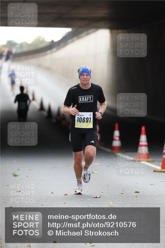 05.10.2025 - 20. swb-Marathon Bremen Michael Strokosch http://msf.ph/oto/9210576 05.10.2025 10:37:32 Laufen 10691, 01880 meine-sportfotos.de