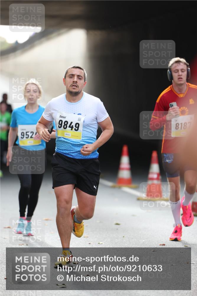 05.10.2025 - 20. swb-Marathon Bremen Michael Strokosch http://msf.ph/oto/9210633 05.10.2025 10:38:01 Laufen 952, 9849, 8187 meine-sportfotos.de